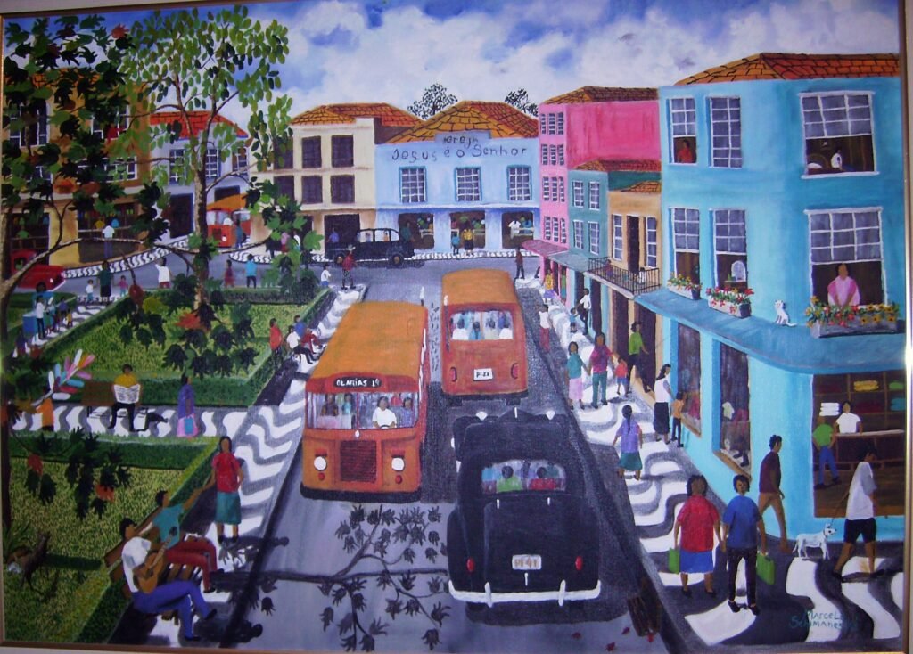 Pintura naïf de Marcelo Schimaneski intitulada "Cidade Agitada". Cena urbana movimentada com rua larga, ônibus laranja, carros antigos, pedestres nas calçadas e prédios coloridos em rosa, azul e amarelo ao longo da avenid