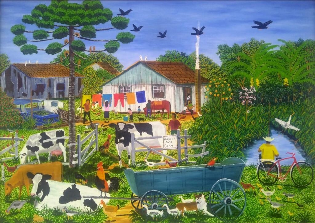 Pintura naïf de Marcelo Schimaneski intitulada "O Sabiá". Cena rural com casas brancas, roupas coloridas no varal, vacas, galinhas, riacho, araucárias e pássaros voando sob céu azul.