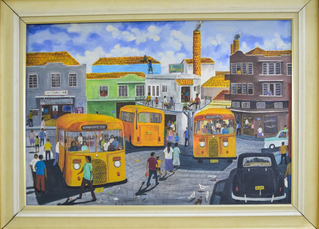 Pintura naïf de Marcelo Schimaneski intitulada "Ponto Azul". Cena urbana retrô com ônibus amarelos lotados em um ponto de parada, pedestres nas calçadas, prédios comerciais coloridos e um carro antigo preto em primeiro plano.