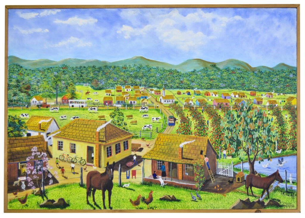 Pintura naïf de Marcelo Schimaneski intitulada "Um Belo Lugar". Cena rural com casas coloridas, cavalos, vacas, galinhas e plantações em tons de verde e amarelo, sob céu azul com montanhas ao fundo.
